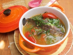 Canh cá mú nấu lá lốt có vị chua chua, thơm hương lá lốt đặc trưng. Cá mú ngọt thịt bùi béo hấp dẫn. Món canh này ăn nóng với cơm rất ngon, thích hợp làm món ăn chống ngán cho cả nhà.