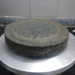Bông lan than tre: cách làm tương tự bông lan matcha. Bánh để nguội cắt bánh trang trí bằng sốt dầu trứng hoặc sốt phô mai hoặc sốt mayonnaise, trên sốt mình cho chà bông và lòng đỏ trứng muối đã làm chín.