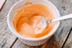 Trong một chén, trộn 50g mayonnaise với 10g tương ớt. Trộn đều.