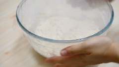Cho 200g bột mì số 13, 50g bột mì số 11, 3g men nở, 10g đường, 5g muối vào âu trộn đều, chế từ từ 250ml nước vào trộn cho thật hòa quyện vào nhau. Bọc lại bằng màng bọc, cho vào tủ lạnh 8 tiếng. Hạt óc chó xắt nhỏ, nam việt quất khô xắt nhỏ. Rây một lớp bột áo lên mặt phẳng, lấy bột ủ ra rồi thêm ít bột áo nữa lên và nhào bột.