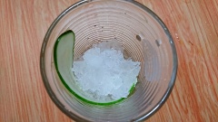 Cho phần đá đã đập nhuyễn còn lại vào ly, lót nước detox tắc dưa leo vào là có thể thưởng thức rồi. Nếu bạn không muốn giữ độ lạnh lâu có thể bỏ phần đá này.