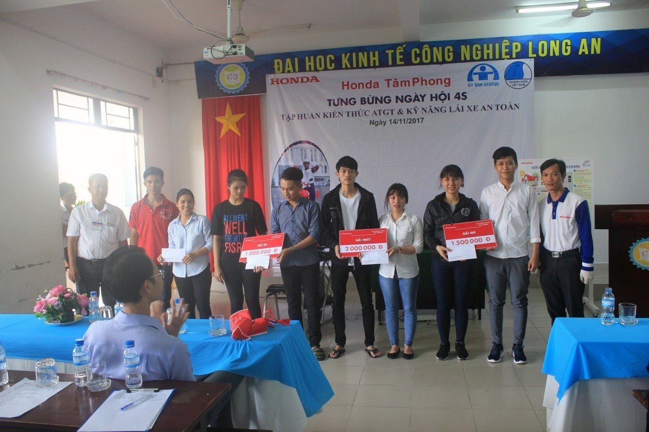 Những phần quà ý nghĩa dành cho 4 đội chơi xuất sắc tại phần thi lý thuyết và thực hành