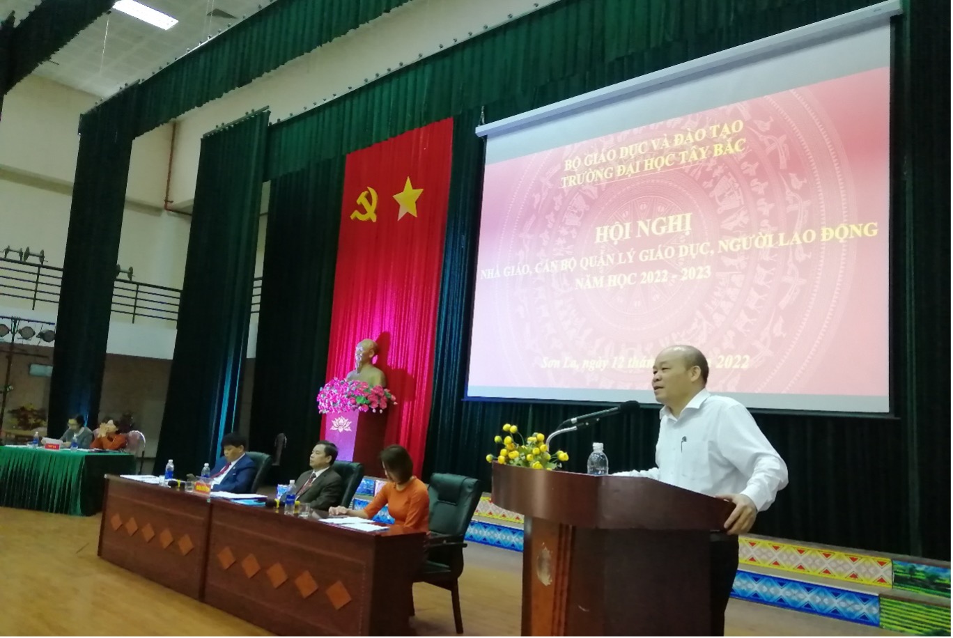 Hội nghị Nhà giáo, cán bộ quản lý giáo dục, người lao động năm học 2022 - 2023 tại Trường Đại học Tây Bắc