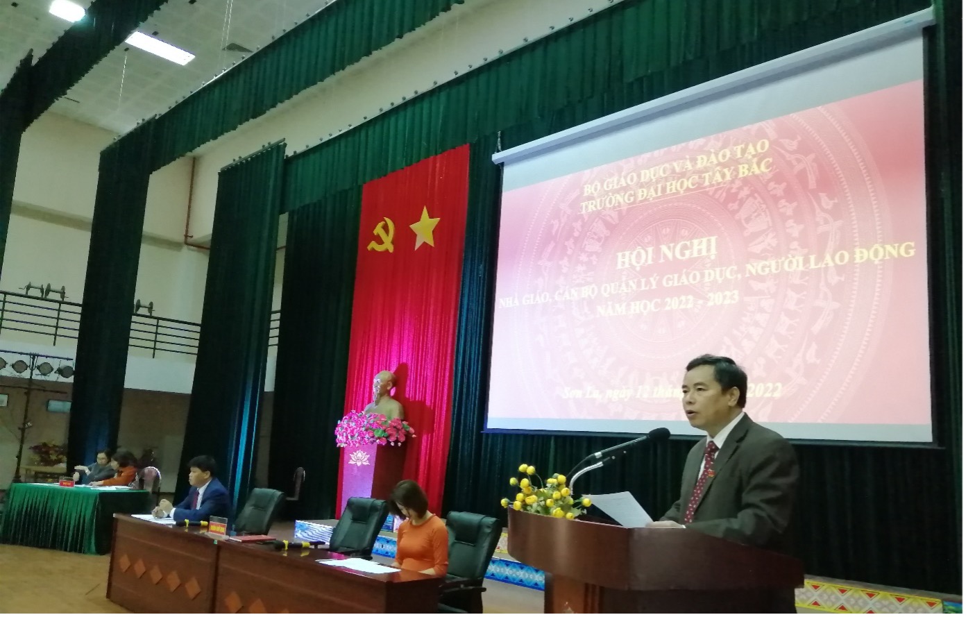 Hội nghị Nhà giáo, cán bộ quản lý giáo dục, người lao động năm học 2022 - 2023 tại Trường Đại học Tây Bắc