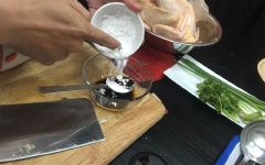 Pha nước ướp bên ngoài gà gà bó xôi ngon: Hòa tan 1 muỗng canh giấm gạo, 1/2 muỗng canh hắc xì dầu, 1 muỗng canh bột năng, khuấy đều. Thoa hỗn hợp này đều lên xung quanh con gà. Thời gian để gia vị thấm vào gà khoảng 1 giờ.