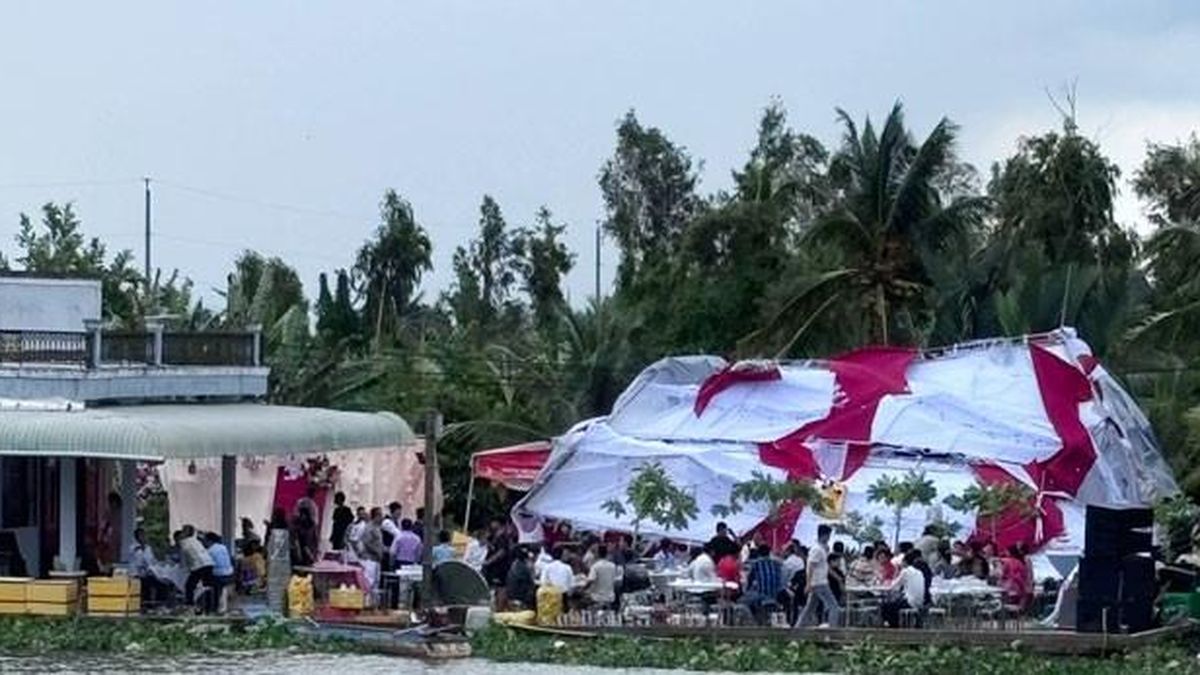 Chú rể Cần Thơ ngẩn ngơ nhìn rạp cưới bị cuốn bay vì lốc xoáy - Báo VietnamNet
