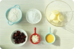 Đánh tan một quả trứng gà, thu lấy khoảng 15g chất lỏng trứng vừa đánh. Cắt nhỏ 70g bơ cho vào tô lớn và sâu lòng, để nhiệt độ phòng (khoảng 25-30 độ C) cho bơ mềm.