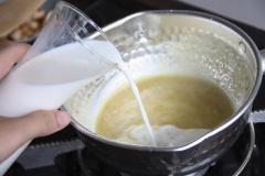 Đun chảy 1 tbs bơ lạt rồi cho 1 tbs bột mì vào đảo đều đến khi hỗn hợp giống cát ướt. Cho tiếp 300ml sữa tươi vào khuấy đều, hỗn hợp sẽ từ từ sệt lại.