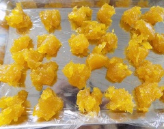 Múc từng ít hỗn hợp kẹo cho ra khay có lót màng thực phẩm. Sau đó viên tròn kích cỡ như viên bi, rồi lăn viên kẹo qua chén dừa vụn là hoàn tất.
