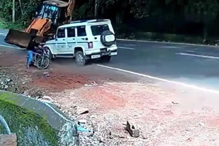 SUV lao tới húc văng máy xúc, cứu người đàn ông trong gang tấc - Tạp chí Doanh Nghiệp Việt Nam