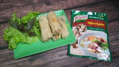 Cho chả giò rế đậu hũ ra dĩa, thêm ít tương ớt ăn kèm là hoàn tất món ăn. Chúc các bạn ngon miệng.