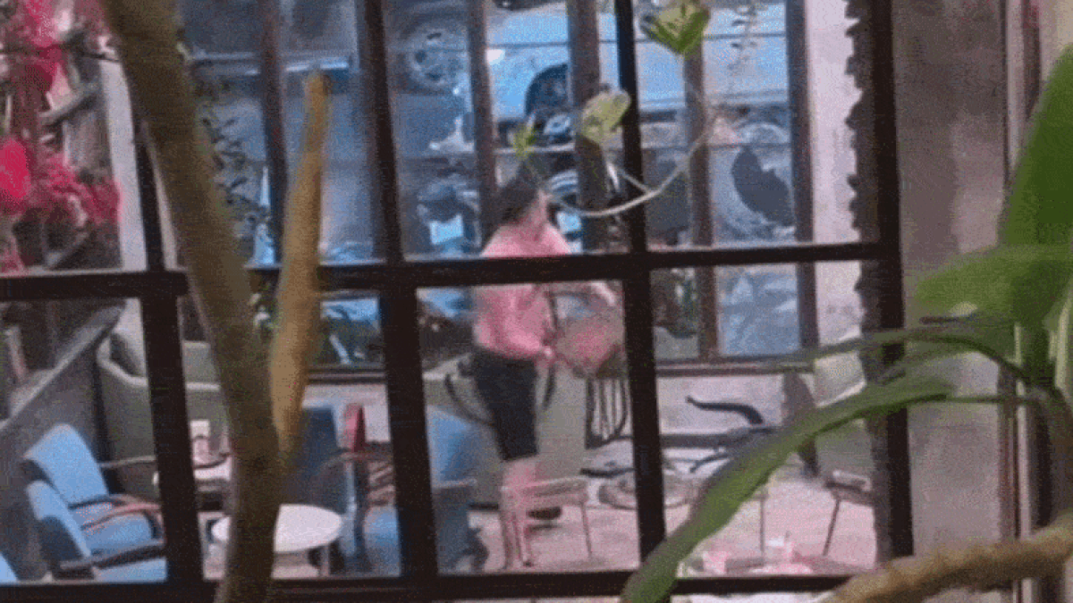 Xác minh vụ khách Tây đập phá, kẹp cổ thanh niên ở quán cà phê Đà Nẵng - Tạp chí Tri thức