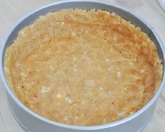 Đổ bột vào khuôn, dàn đều bột ở đáy và cạnh khuôn. Quấn 1 lớp giấy bạc bên ngoài đáy khuôn. Bạn muốn quấn nó lên cao dọc theo chiều cao của khuôn càng tốt. Điều này sẽ giúp nước không bị thấm vào khuôn và làm ướt vỏ bánh khi nướng. Đặt khuôn vào 1 chiếc khay kim loại. Nướng bánh trong lò từ 10-15 phút vẫn với mức nhiệt 130 -140 độ C, đặt bánh lên rack cho bánh thật nguội.