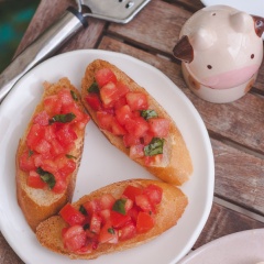 Món ăn này làm khá nhanh lại vô cùng đơn giản. Bánh mì giòn rụm ăn cùng với "salad" cà chua sẽ làm cho món ăn thêm phần ngon miệng. Món này cũng hoàn toàn phù hợp để ăn sáng nha. Chiên thêm 1 cái trứng opla để lên trên nữa là tuyệt vời luôn.
