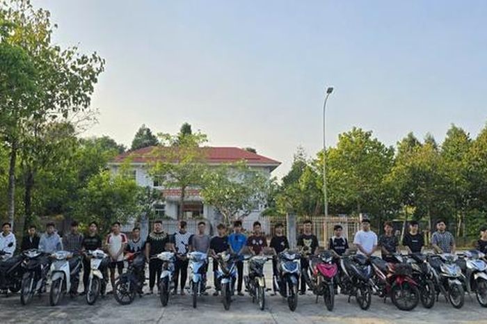 Dàn xe lạng lách trên Quốc lộ 50, hàng chục thanh niên bị mời làm việc - Báo Người Lao Động