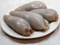 Trộn đều thịt bằm vào cùng chén trên, nêm 1/2 muỗng cà phê đường, tiêu, 1/2 muỗng cà phê hạt nêm. Nhồi nhân vào bên trong thân mực. Dùng tăm ghim chặt đầu mực lại.