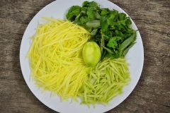 Xoài, cóc gọt vỏ, bào sợi, rau thơm cắt nhỏ. Trong chén nhỏ, trộn đều 2 muỗng canh nước mắm, 6 muỗng cà phê đường và 2 muỗng canh nước cốt chanh. Cho tỏi, ớt băm vào nước mắm (Nhớ cho vào sau cùng để tỏi ớt nổi lên trên, đẹp mắt hơn nhé!).
