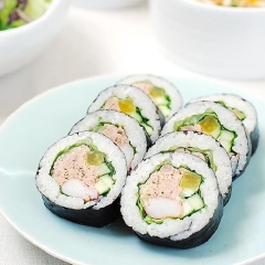 Thoa một chút dầu mè lên dao nhọn sắc rồi cắt cơm cuộn thành các miếng vừa ăn. Cơm cuộn cá ngừ cách làm giống như kimbap Hàn Quốc, với đầy đủ các nguyên liệu cơm, cá và rau củ. Đặc biệt cuộn cuộn trong rong biển rồi cắt thành từng khoanh trong bắt mắt. Có thể dùng ăn sáng hay ăn trưa ở trường hay văn phòng đều hợp.