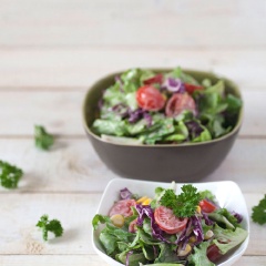 Salad là món ăn rất được chị em phụ nữ yêu thích và sử dụng với nhiều mục đích: Ăn kiêng, giảm cân, dưỡng da, dưỡng dáng, ... Ngoài ra, sự tươi mát của rau củ quả còn giúp thư giản tinh thần một cách hiệu quả.