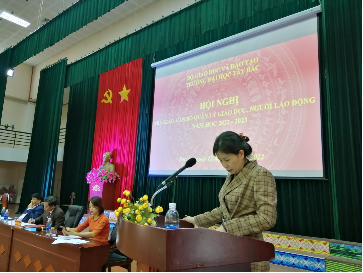 Hội nghị Nhà giáo, cán bộ quản lý giáo dục, người lao động năm học 2022 - 2023 tại Trường Đại học Tây Bắc