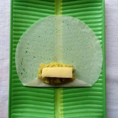Cho bánh tráng lên khay, bẻ gập đầu bánh tráng cở 2cm, rồi cho khoai lang và thanh phô mai (phô mai được cắt thành que ngắn 3cm). Sau đó gấp 2 bên mép cuốn lại. Cứ cuốn như vậy cho đến hết nhân.