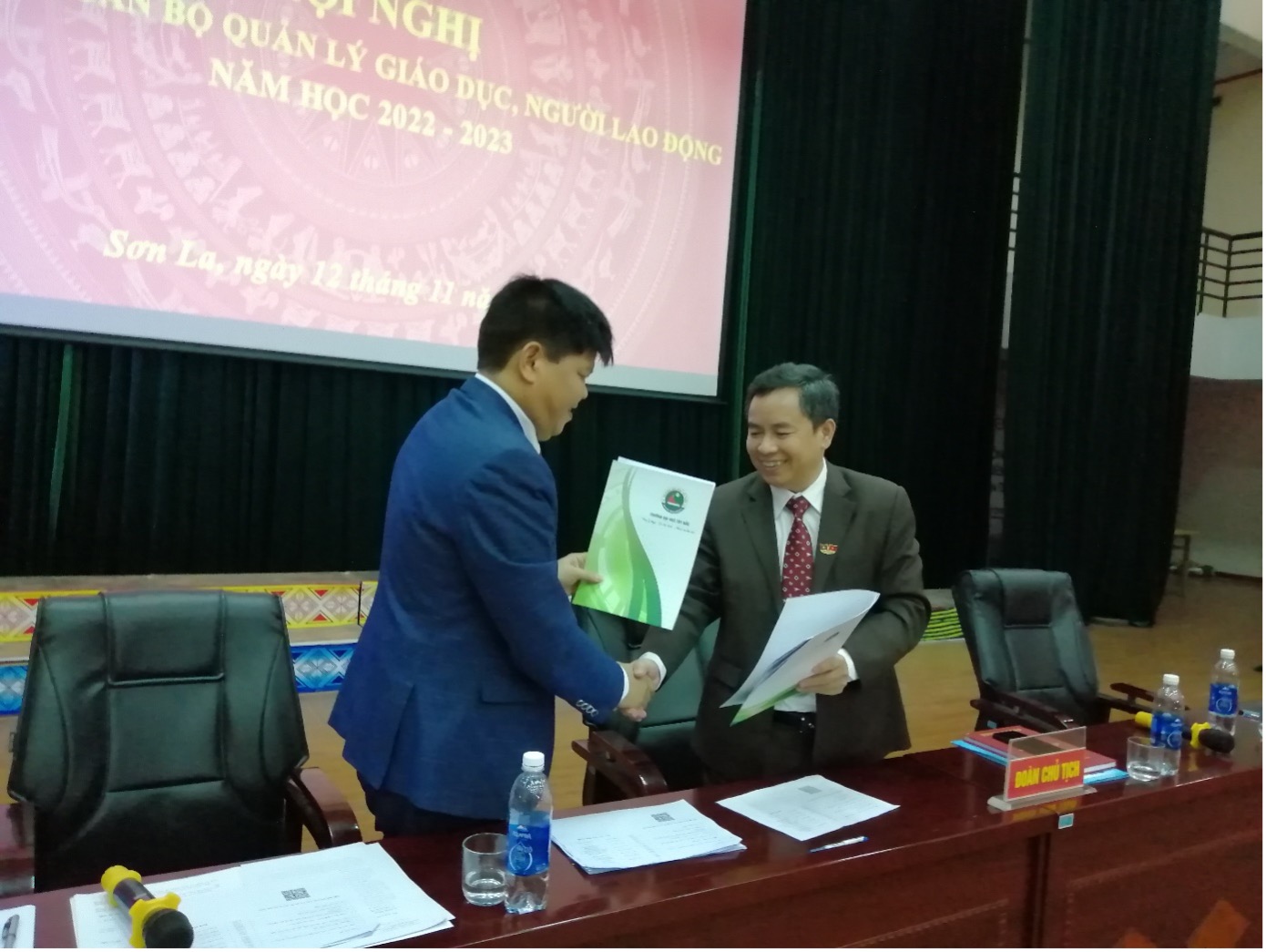 Hội nghị Nhà giáo, cán bộ quản lý giáo dục, người lao động năm học 2022 - 2023 tại Trường Đại học Tây Bắc