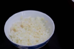 Rửa sạch cà chua và hành tây, cắt hạt lựu.