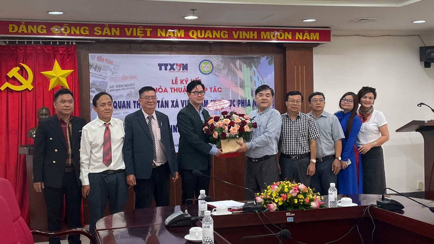 Chụp ảnh lưu niệm cuối chương trình