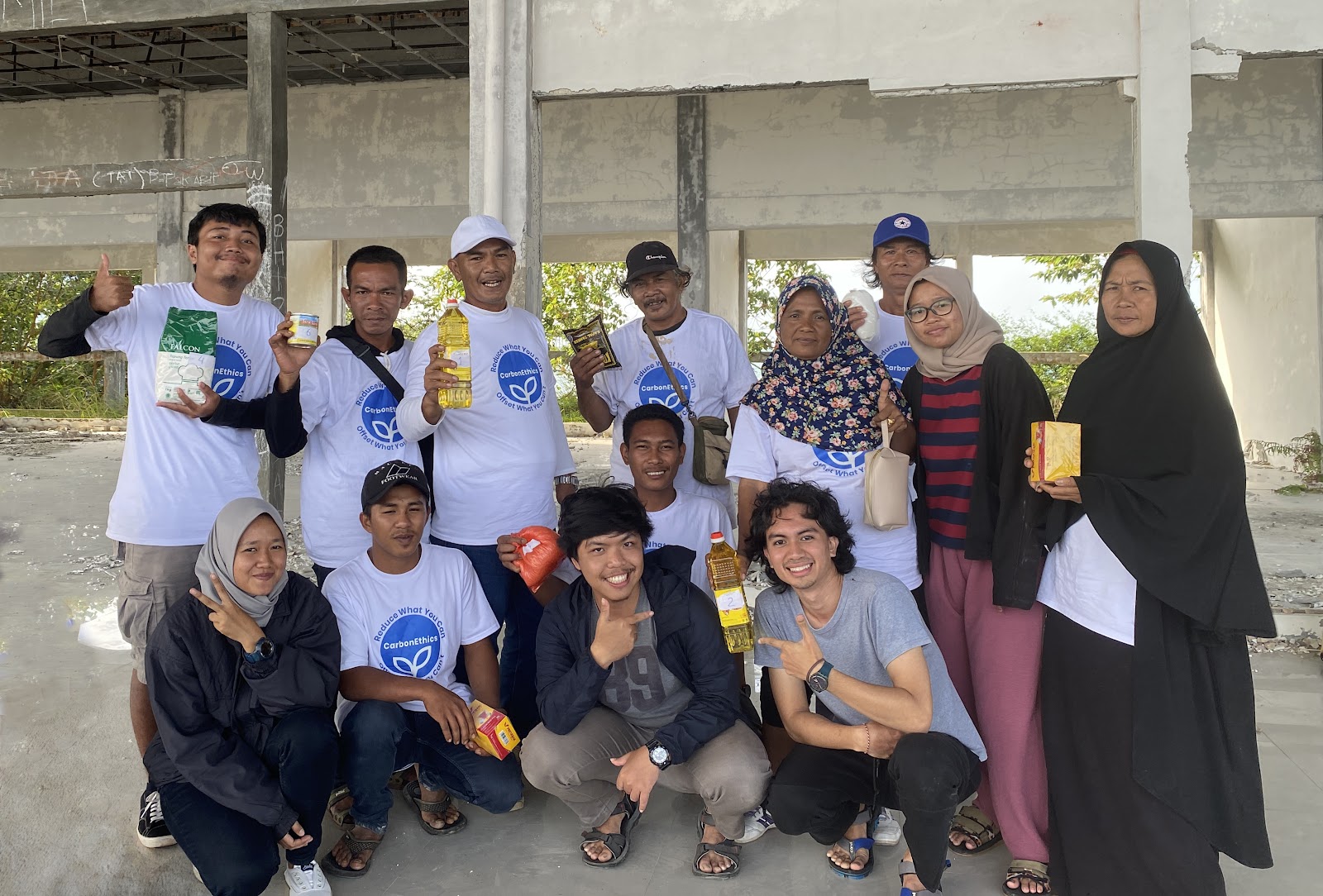 PPDL Farmers in white CarbonEthics shirts and CarbonEthics Team in Casual clothing posing after the activities with their rewardss