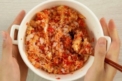 Xào muối: Cho vào âu 300gr muối hột, 20gr tỏi băm, 20gr ớt băm, 3 muỗng canh bột ngọt, 3 muỗng canh đường, 1 muỗng canh hạt nêm, 50gr tôm khô được ngâm mềm giã nhuyễn, sau đó trộn đều rồi đem cho vào máy xay, xay nhuyễn. Lưu ý: nên sử dụng ớt và tỏi băm nhuyễn sẵn để khi xay với muối hột sẽ được đều và dễ hơn.