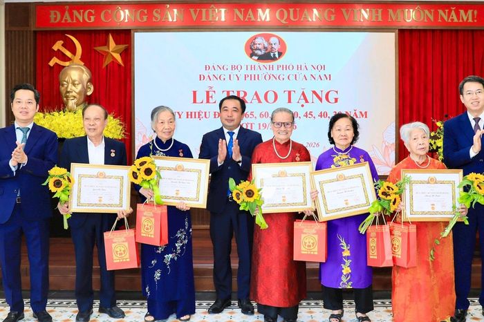 Trao tặng Huy hiệu Đảng cho các đảng viên phường Cửa Nam - Đài Phát thanh và truyền hình Hà Nội