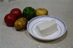 Đậu hũ trắng rửa sạch thấm khô nước, thái lát mỏng. Cà chua thái múi cau. Ớt chuông bỏ hạt, thái nhỏ. Khoai tây gọt bỏ vỏ, thái miếng nhỏ.