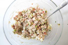 Cho nước cốt chanh, muối, tiêu, sốt mayonnasie, mù tạt trộn đều trong một cái bát. Cho thịt nguội, cần tây, ớt chuông, trứng gà, ngò tây vào tô trộn. Rưới bát sốt đã trộn vào tô thịt nguội, trộn đều là hoàn thành.