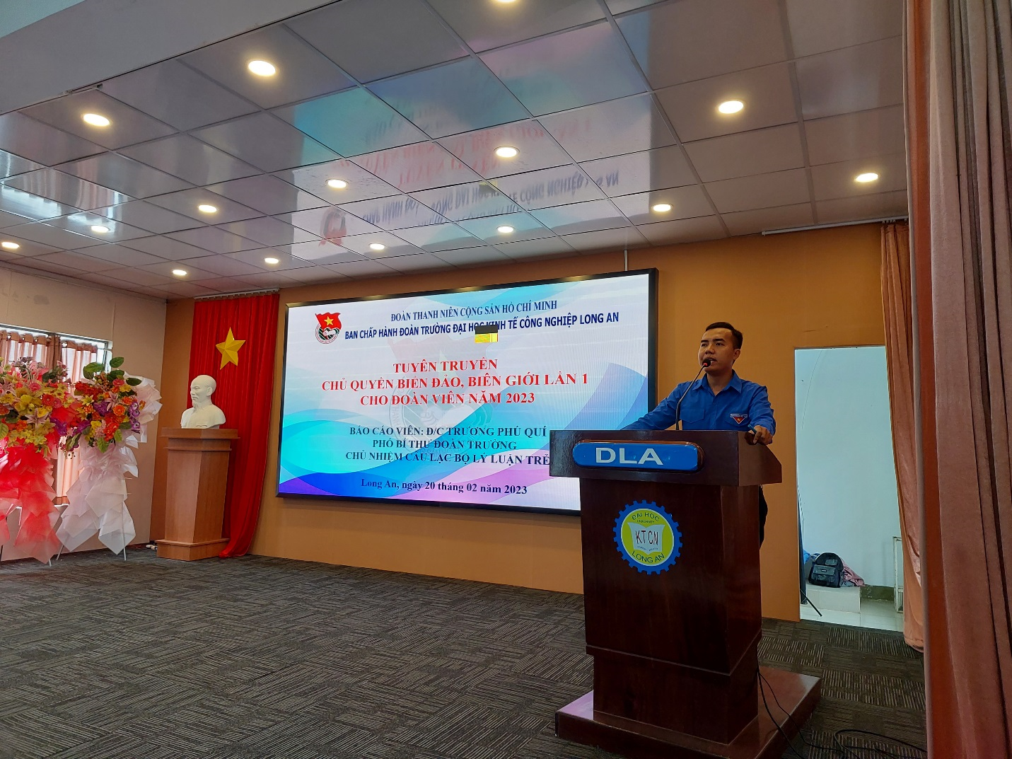 Báo cáo viên Trương Phú Quí – Phó Bí thư Đoàn trường, Chủ nhiệm Câu lạc bộ Lý luận trẻ đã khái quát nhiều kiến thức bổ ích về tình hình biển đảo, biên giới của Việt Nam hiện nay