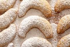 Vậy là hoàn thành rồi. Những chiếc bánh Vanilla Croissant Cookies thơm lừng mùi bơ này sẽ là món ăn vặt rất hấp dẫn cho gia đình bạn, đặc biệt là các bé đó nha!