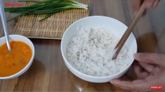 Rưới bát nước mắm đã chuẩn bị vào tô cơm và đảo kĩ.