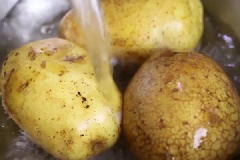 Rửa sạch khoai tây trước khi chế biến. Dùng bàn chải chà nhẹ để làm sạch lớp vỏ khoai tây. Sau khi rửa lau khoai tây bằng khăn giấy sạch. Xoa một ít dầu ô liu lên khoai tây, sau đó rắc muối và hạt tiêu. Dùng nĩa châm nhẹ vào bề mặt của khoai tây để hơi nước thoát ra trong quá trình nướng. Dùng dao cắt thành chữ X lên bề mặt khoai tây. Sau đó đặt khoai tây vào đĩa chuẩn bị cho vào lò vi sóng