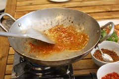 Phi thơm tỏi băm với 1 muỗng canh bơ. Khi tỏi chuyển sang màu vàng, lần lượt cho 1 muỗng canh muối tôm, 1/2 muỗng cà phê ớt băm, 1/2 muỗng canh đường và 30ml nước lọc vào. Đảo đều tay để các gia vị này tan vào nhau.
