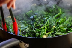 Cải bó xôi lặt bỏ lá úa, rửa sạch, để ráo, cắt khúc. Tỏi băm nhuyễn. Đun nóng chảo với dầu olive, cho tỏi vào phi thơm thì cho cải bó xôi vào xào đến khi chín mềm thì nêm chút muối và tiêu rồi tắt bếp, để nguội. Đun sôi nồi nước, cho mì Ý vào luộc chín mềm với một chút dầu ăn để mì không bị dính lại. Vớt mì ra để cho ráo.