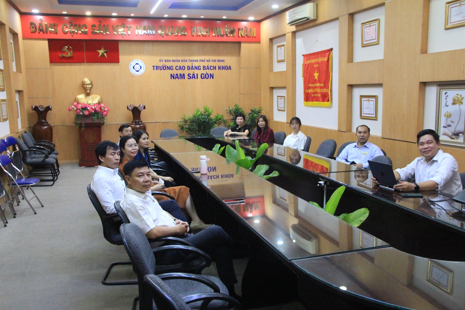 Lễ kết nạp Đảng viên mới tại Nghĩa trang Hàng Dương cho quần chúng Mai Anh Thy (CB1) và Lê Phương Thảo (CB5)