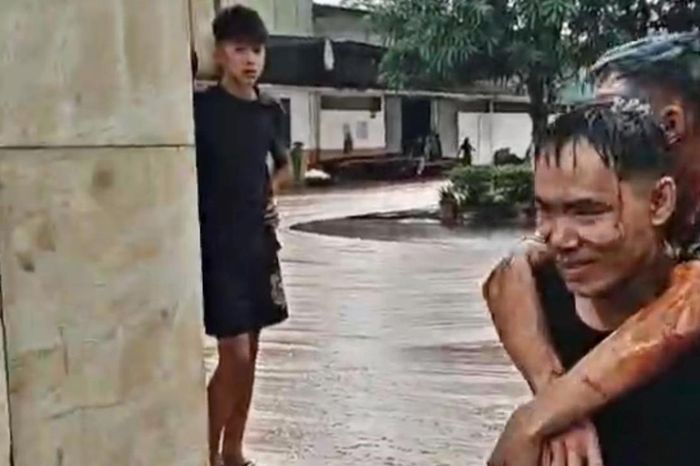 Sét đánh trúng nhà máy, khoảng 2.000 tấn mật tràn ra đường - Báo Pháp Luật TP.HCM