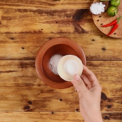 Làm nước chấm: Cho vào cối 2 muỗng canh muối, 1 muỗng canh đường, 1/2 muỗng canh tiêu, 2 trái ớt hiểm, dùng chày giã nhuyễn, cho thêm 2 muỗng canh nước cốt tắc, 1 muỗng canh lá chanh thái nhuyễn rồi trộn đều lên.