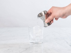 Chuẩn bị sẵn 1 cái ly cá đá, cho rượu Vodka trộn đều với coffee liqueur (một loại rượu hương cà phê) rồi rót vào ly.