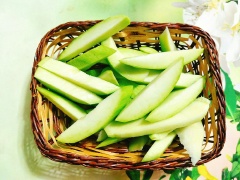 Gọt bỏ vỏ xoài xanh, đem rửa sạch, dùng dao cắt xoài xanh thành những que dài cỡ đốt ngón tay. Cho xoài xanh đã cắt vào tô, đổ nước vôi trong vào cho ngập xoài, ngâm xoài xanh trong nước vôi trong khoảng 3-4 giờ cho miếng xoài được cứng. Sau khi ngâm xoài xong thì bạn đem vớt xoài ra, xả qua nhiều nước lạnh cho khử sạch mùi vôi.