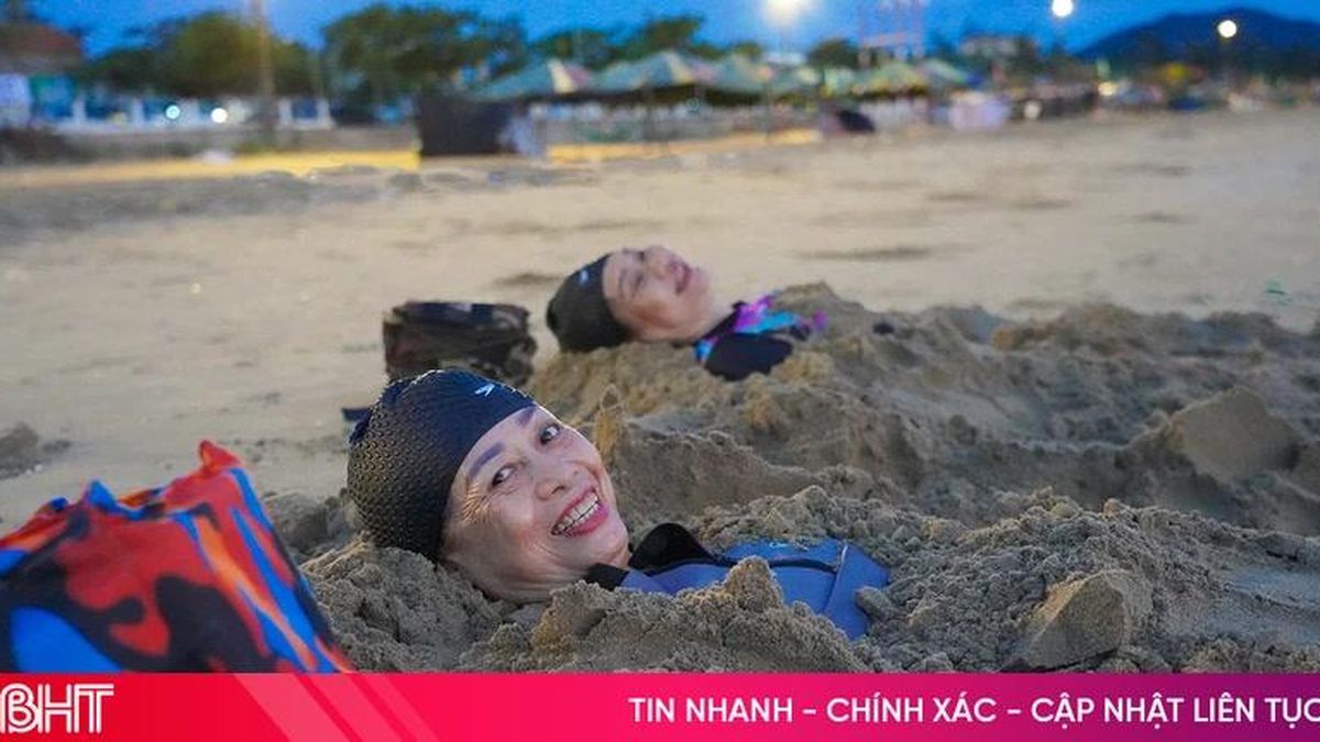 Độc đáo cảnh người dân 'vùi mình' dưới cát biển đón bình minh ở Hà Tĩnh - Báo Hà Tĩnh