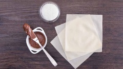 Sử dụng loại bánh tráng bía hình vuông thì những cuộn bánh sẽ được đều hơn khi bạn tiễn hành cuộn. Nếu mua không được bánh tráng bía vuông thì có thể cắt bánh tráng bía tròn thành vuôn nhé! Tiến hànhn cắt đôi mỗi bánh tráng bía.