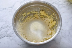 Cắt nhỏ 90g bơ cho vào thố lớn và sâu lòng, làm mềm bơ ở nhiệt độ phòng và sau đó thêm từ từ 55g đường bột vào, dùng máy đánh trứng tan tan bơ đường. Thêm 25g chất lỏng trứng hai lần vào thố bơ, đánh cho quyện đều. Rây 155g bột mì vào thố bơ, dùng phới dẹp áp dụng kỹ thuật flod để trộn bột bánh quy bơ thành khối đồng nhất.