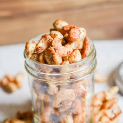 Nếu dùng không hết, bạn cho vào hũ thủy tinh ăn dần nhé! Snack hạt điều tẩm mật ong có cách làm đơn giản nhưng vẫn đảm bảo được vị ngon giòn hấp dẫn trong từng miếng, lớp mật ong ngọt béo bám đều mang đến hương vị khiến bạn khó có thể chối từ.