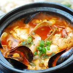 Canh đậu hũ kimchi hải sản ấm nóng, thơm ngon và cực kì giàu dinh dưỡng khi có cả tôm, ngao cùng thịt và đậu hũ kèm theo bí ngòi nữa đấy. Vậy chúng ta còn chờ gì mà không nhanh tay lưu ngay công thức lại nào.