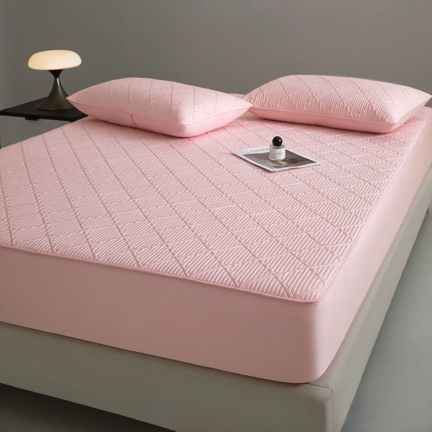 Cotton fitted sheet with anti-slip protection